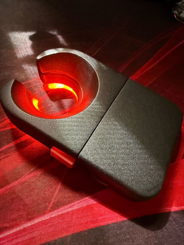 Visualización mejorada de venas en piel oscura mediante luz LED naranja y roja